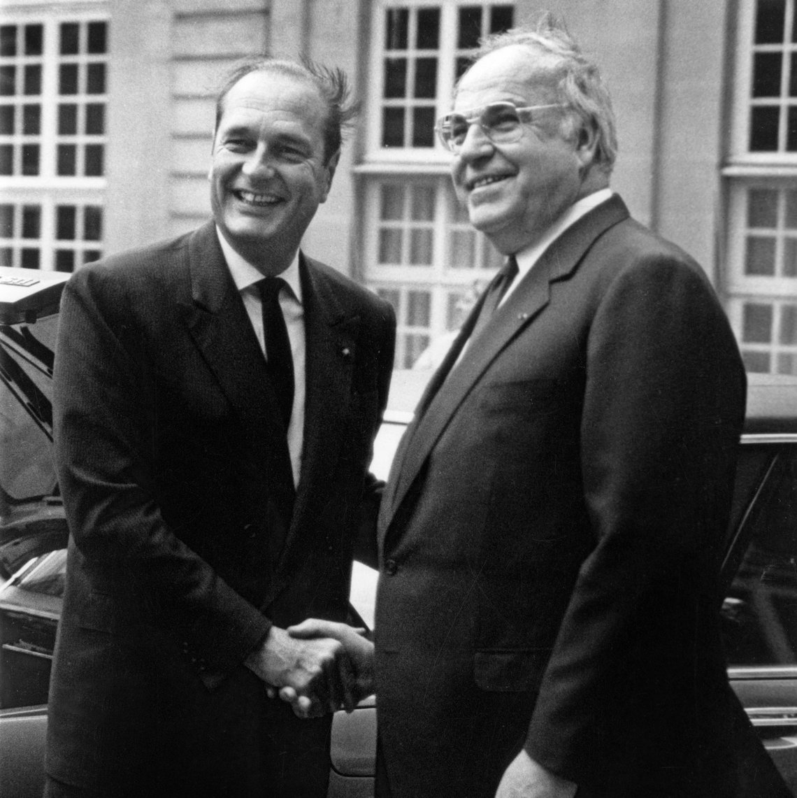 Schwarz-Weiss-Aufnahme von Helmut Kohl und Jacques Chirac in Paris