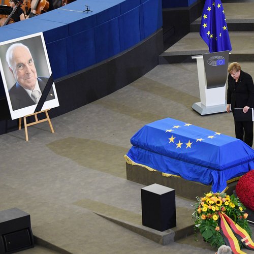 Aufnahme von Angela Merkel, sie verneigt sich vor dem Sarg des verstorbenen Bundeskanzlers