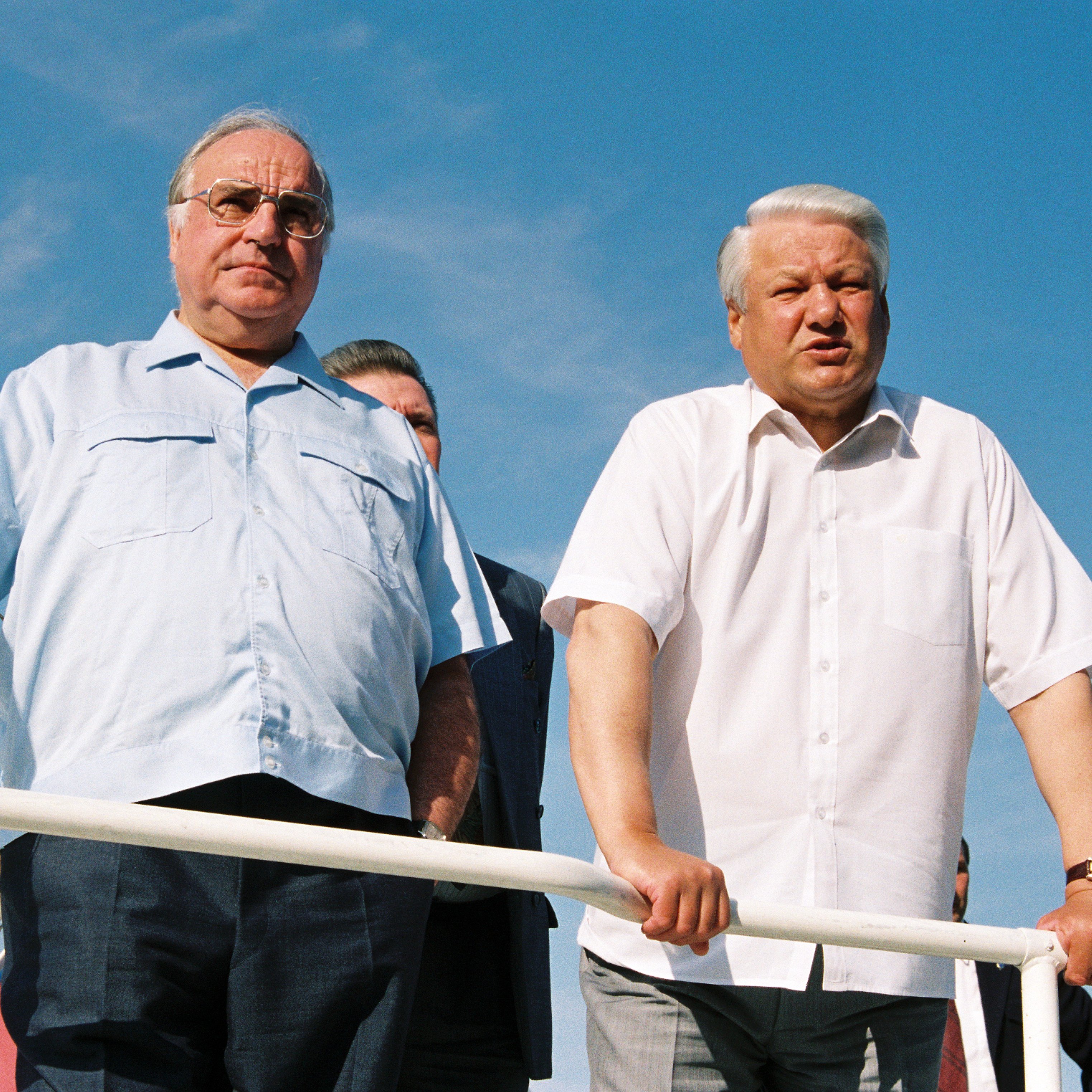 stehen an Schiffrehling