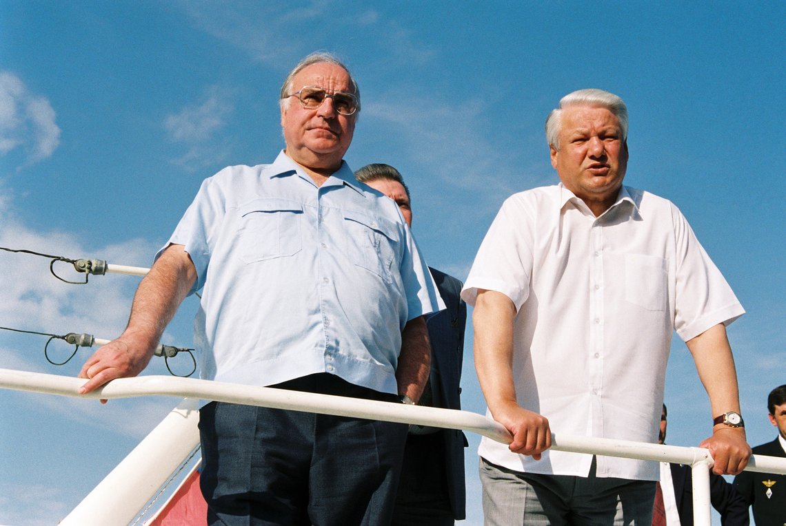 stehen an Schiffrehling
