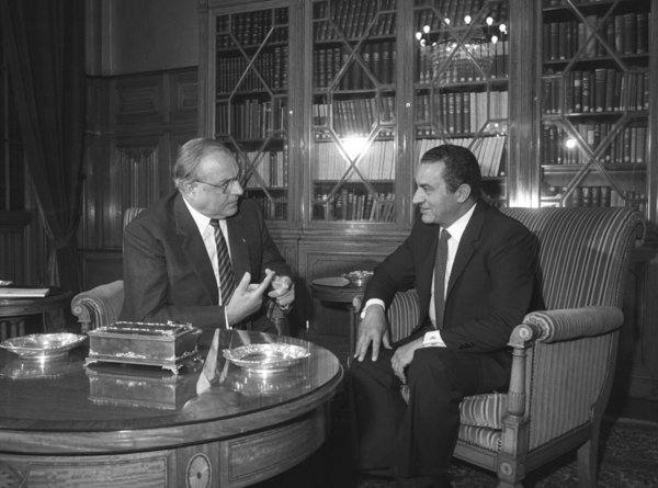 Kohl und Mubarak Unterhalten sich in einem Arbeitszimmer