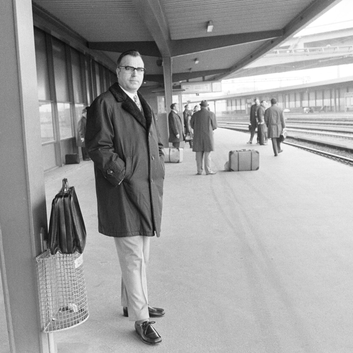 Schwarz-Weiss-Aufnahme von Helmut Kohl am Bahnsteig