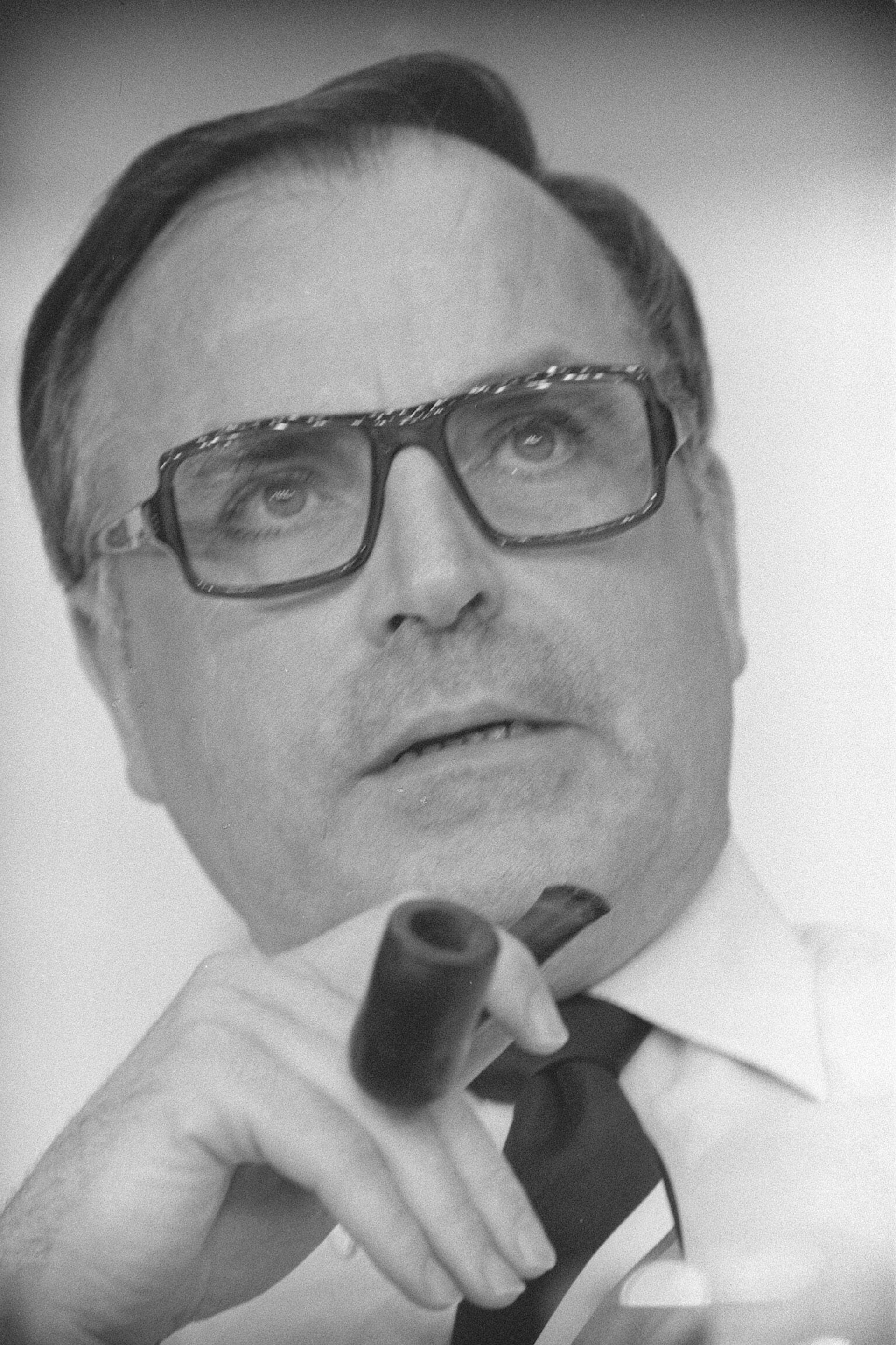 Schwarz-Weiss-Portraitaufnahme von Helmut Kohl mit einer Pfeife