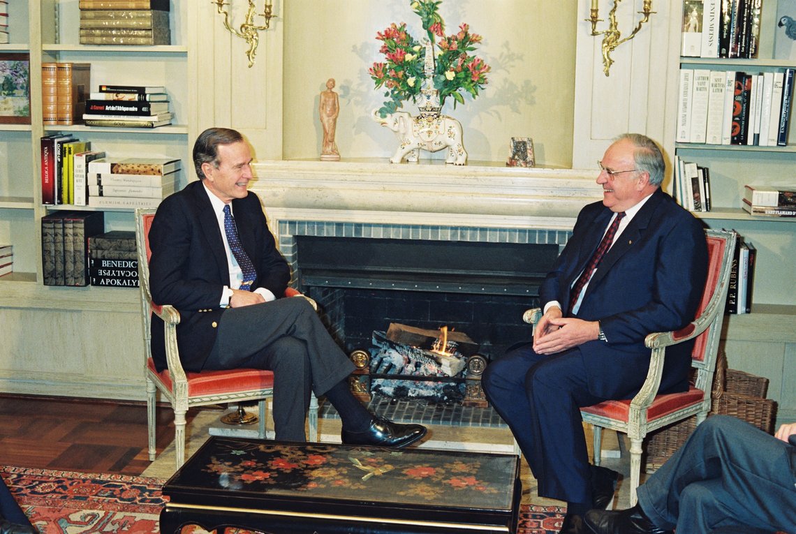 Aufnahme von Helmut Kohl und George Bush im Gespräch