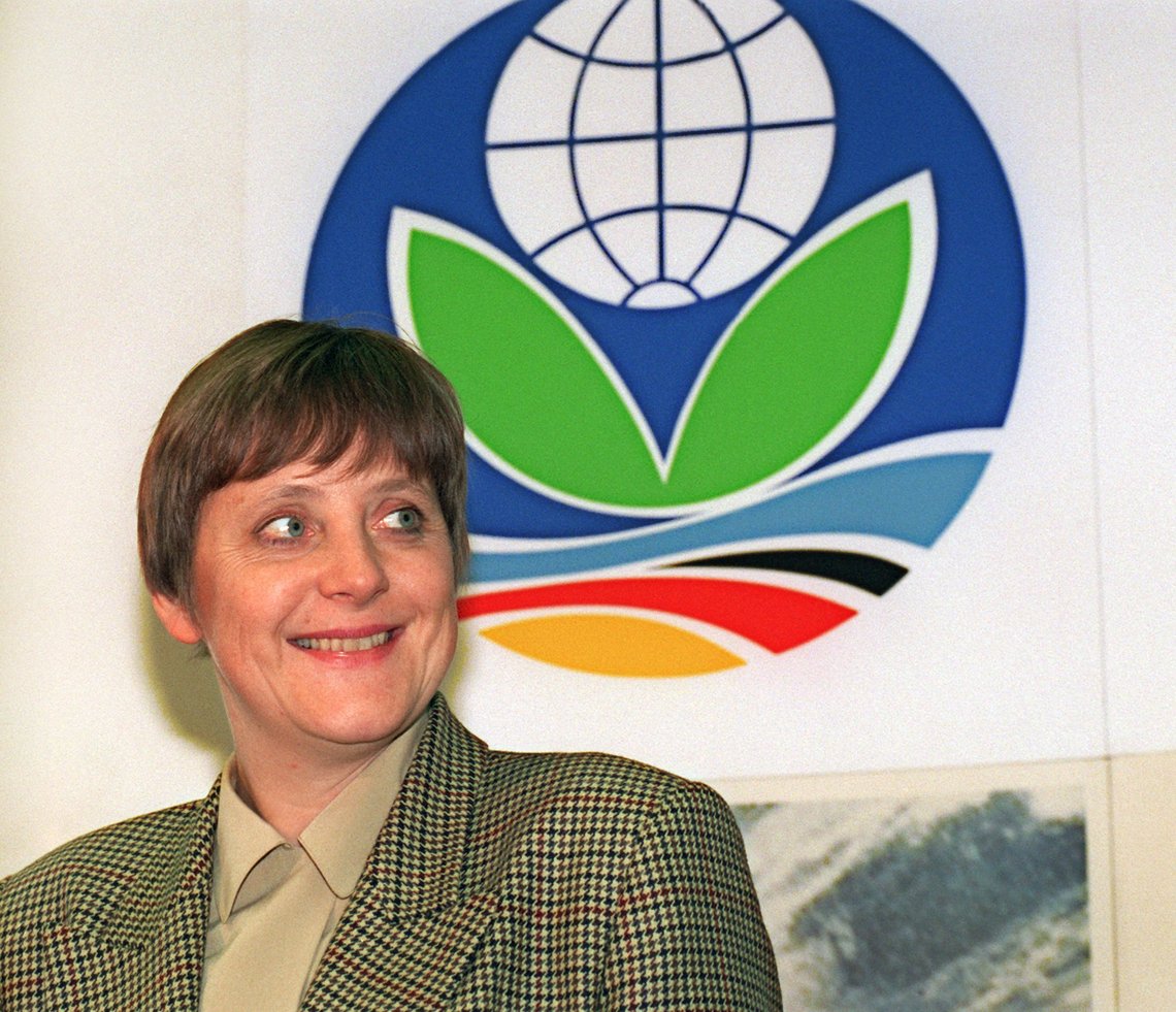 Aufnahme von Angela Merkel vor dem Logo der UN-Klimakonferenz