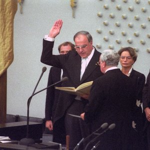 Aufnahme von Helmut Kohl bei seiner Vereidigung als Bundeskanzler