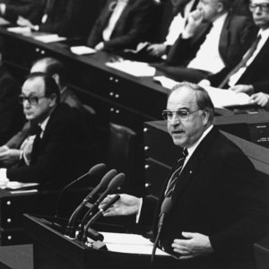 Schwarz-Weiss-Aufnahme von Helmut Kohl bei seiner ersten Regierungserklärung