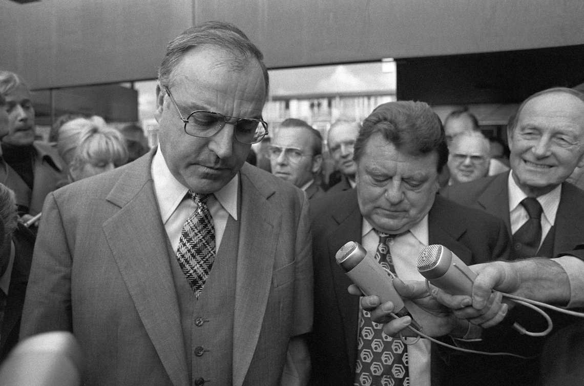 Schwarz-Weiss-Aufnahme von Helmut Kohl und Franz Josef Strauß in einem Interview