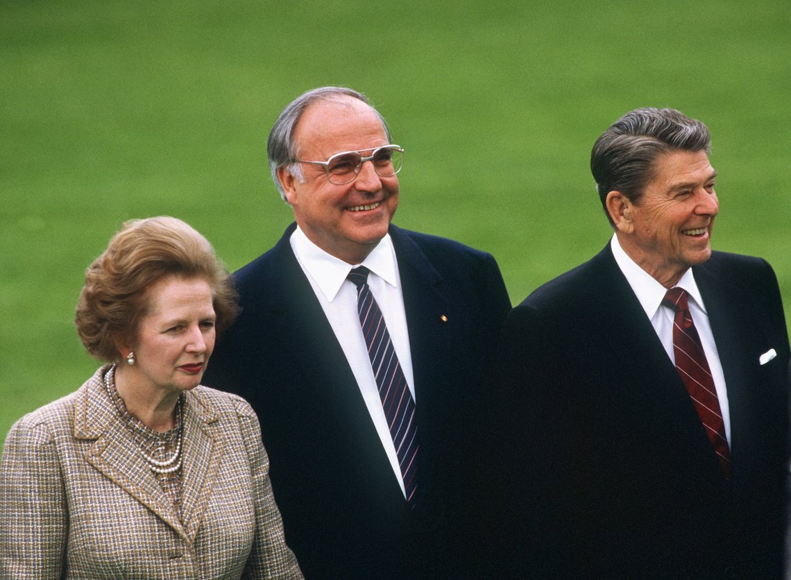 Portrait von Margaret Thatcher, Helmut Kohl und Ronald Reagan auf einer grünen Wiese