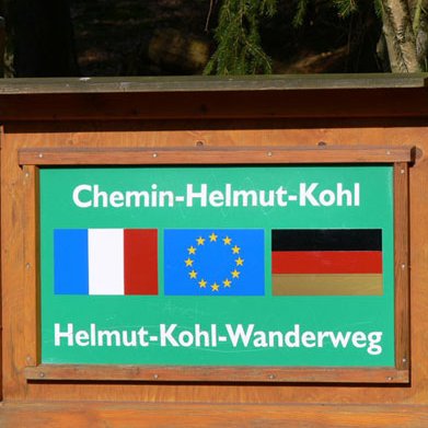 Informationsschild des Helmut-Kohl-Wanderwegs