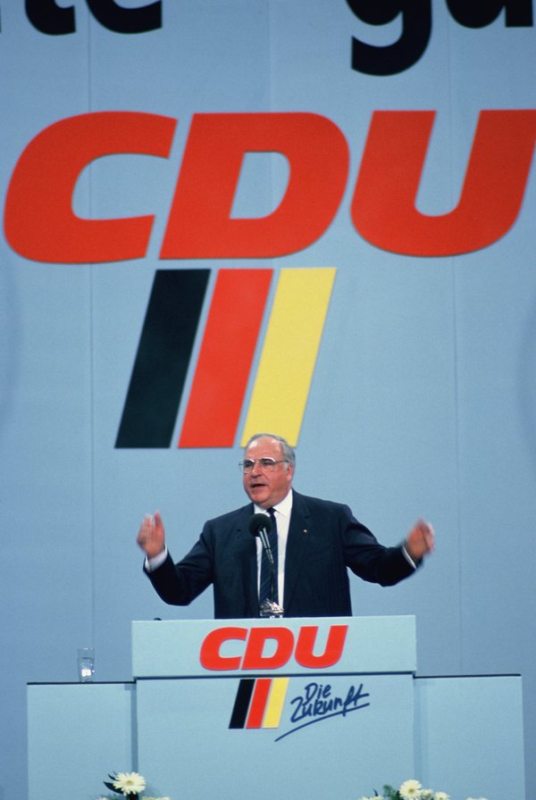 Kohl auf Podest im Hintergrund CDU Logo