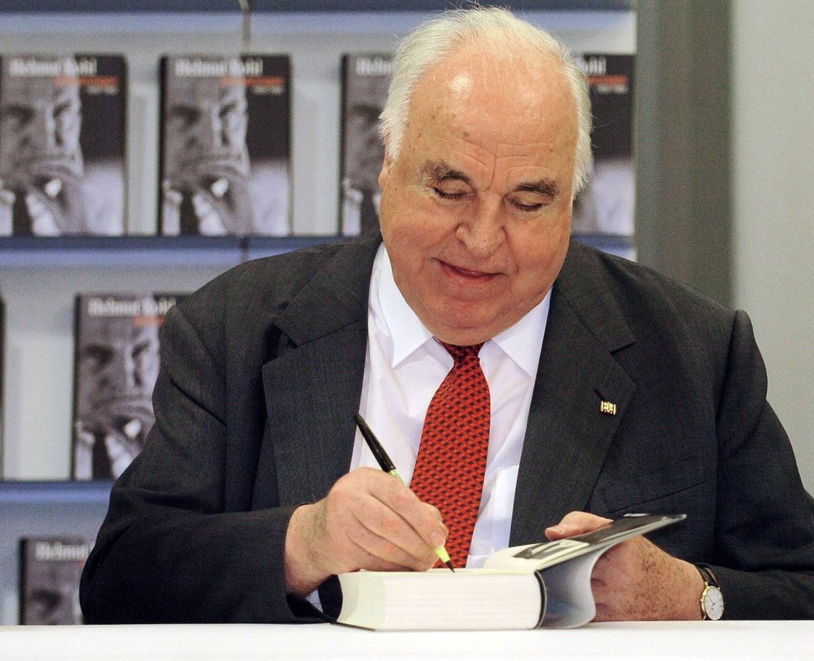 Aufnahme von Helmut Kohl beim signieren seines Buchs „Erinnerungen 1930–1982“