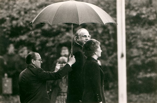 Helmut Kohl mit Margaret Thatcher gemeinsam unter einem Regenschirm