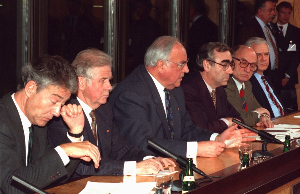 Aufnahme von Björn Engholm, Kurt Biedenkopf, Helmut Kohl, Theo Waigel, Otto Graf Lambsdorff und Manfred Stolpe auf einer Pressekonferenz