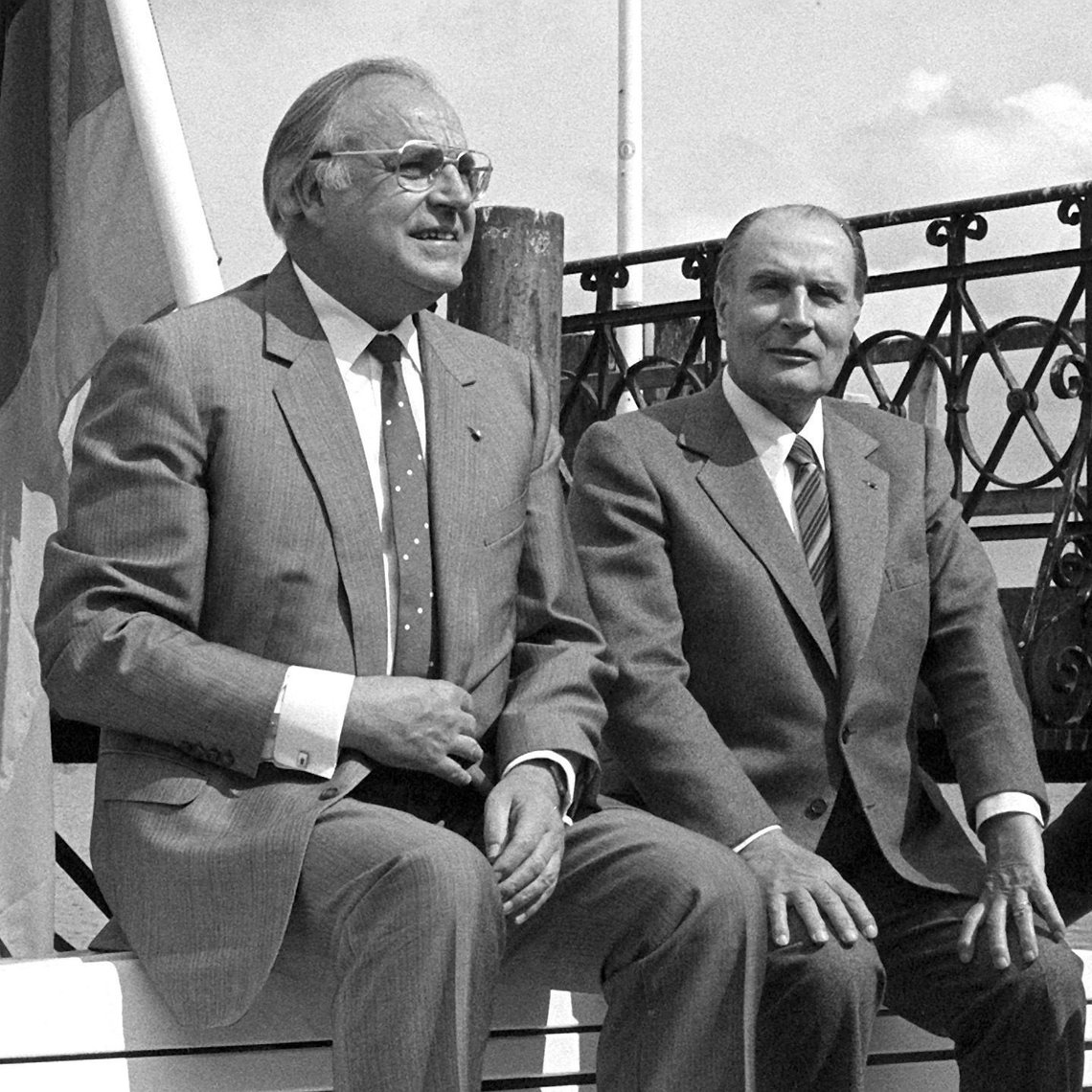 Schwarz-Weiss-Aufnahme von Helmut Kohl und François Mitterrand am Bodensee