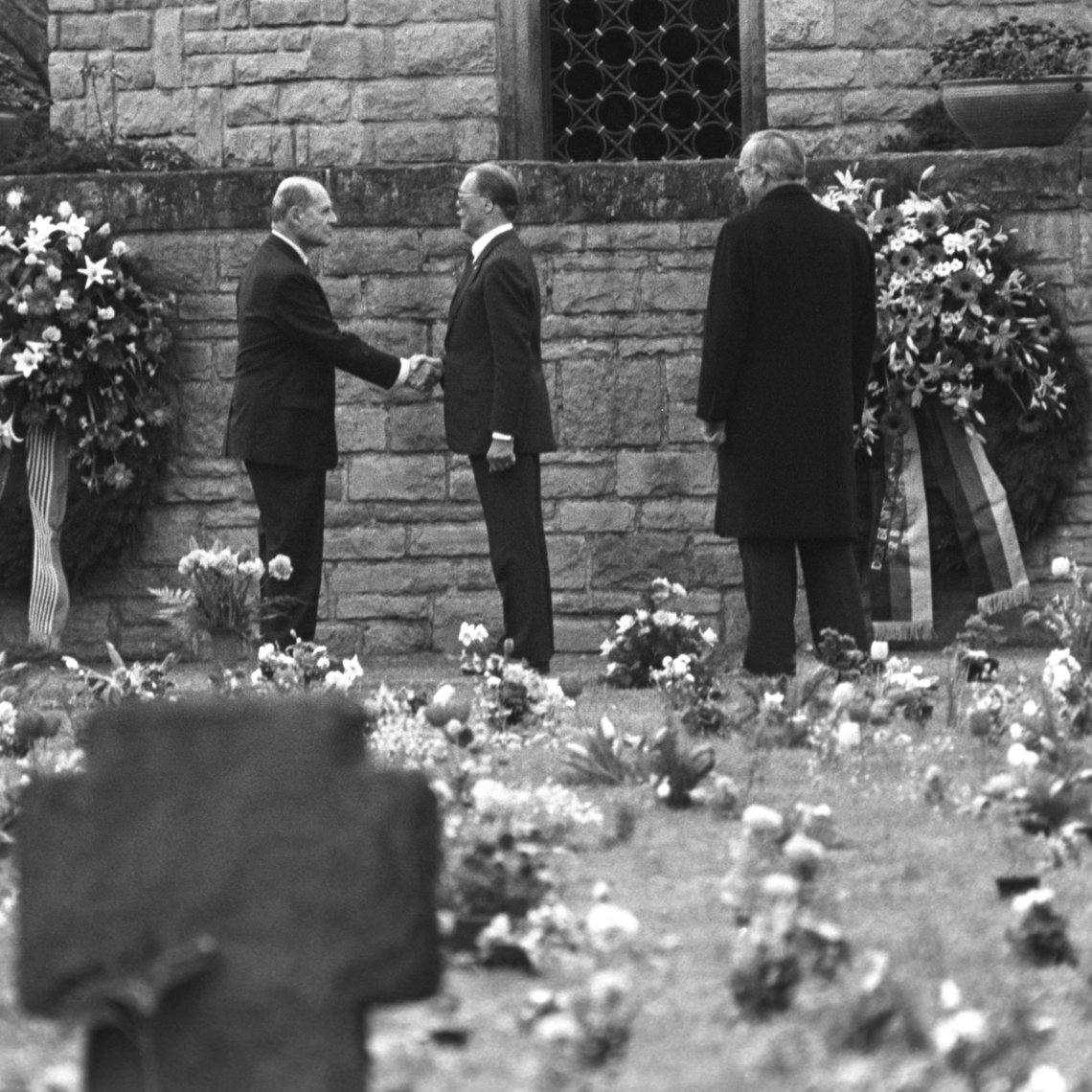 Schwarz-Weiss-Aufnahme von Helmut Kohl und Johannes Steinhoff auf dem deutschen Soldatenfriedhof Bitburg