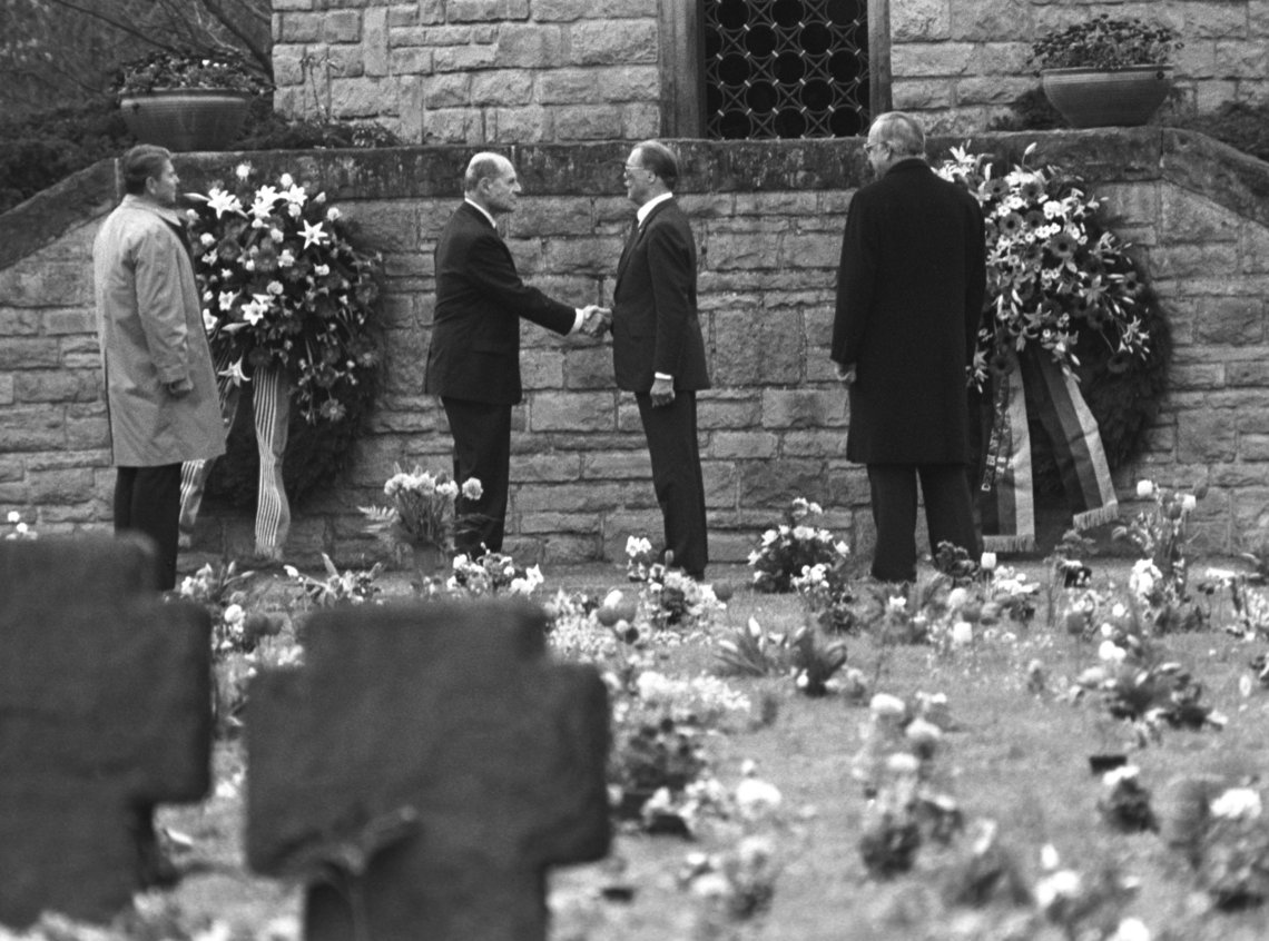 Schwarz-Weiss-Aufnahme von Helmut Kohl und Johannes Steinhoff auf dem deutschen Soldatenfriedhof Bitburg