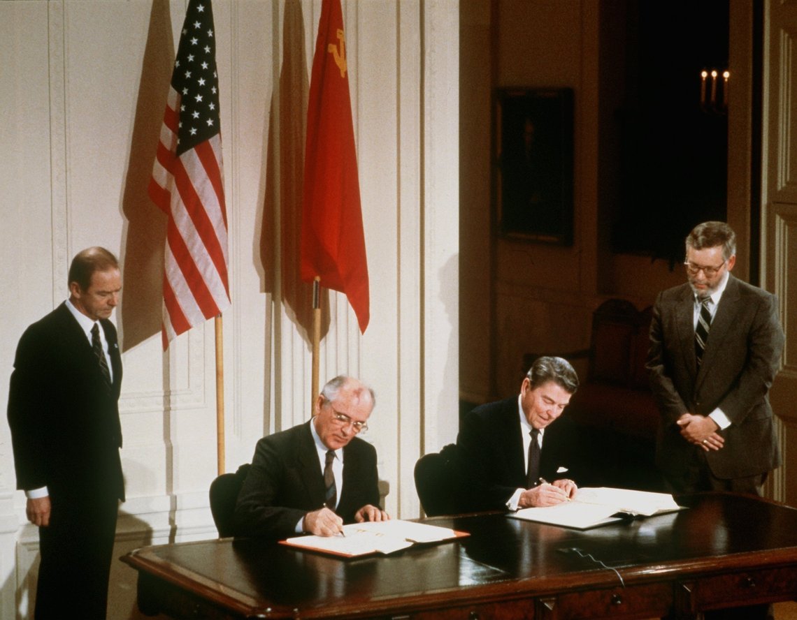 Aufnahme von Ronald Reagan und Michail Gorbatschow beim unterzeichnen des INF-Vertrags