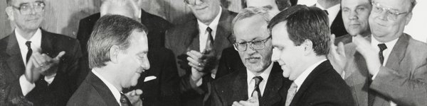 Schwarz-Weiss Aufnahme von Günther Krause und Wolfgang Schäuble bei der Unterzeichnung des Einigungsvertrags