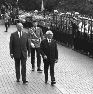 Schwarz-Weiss-Aufnahme von Erich Honecker und Helmut Kohl