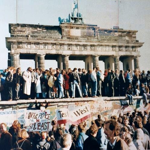 Aufnahme von Menschen auf der Berliner Mauer