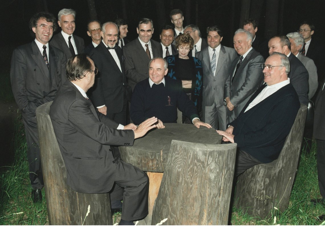 Aufnahme von einem Treffen von Helmut Kohl mit Michail Gorbatschow im Kaukasus