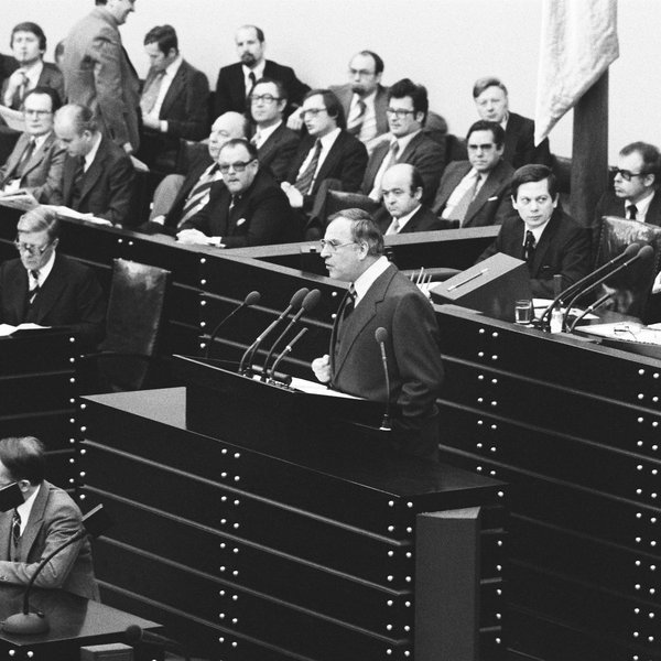 Schwarz-Weiss-Aufnahme von Helmut Kohl als Oppositionsführer im Deutschen Bundestag