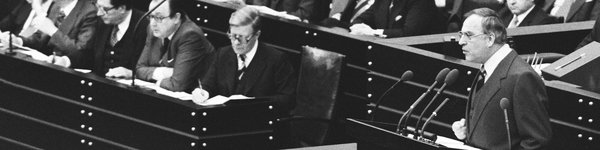 Schwarz-Weiss-Aufnahme von Helmut Kohl als Oppositionsführer im Deutschen Bundestag