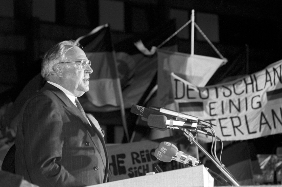 Schwarz-Weiss-Aufnahme von Helmut Kohl bei einer Ansprache