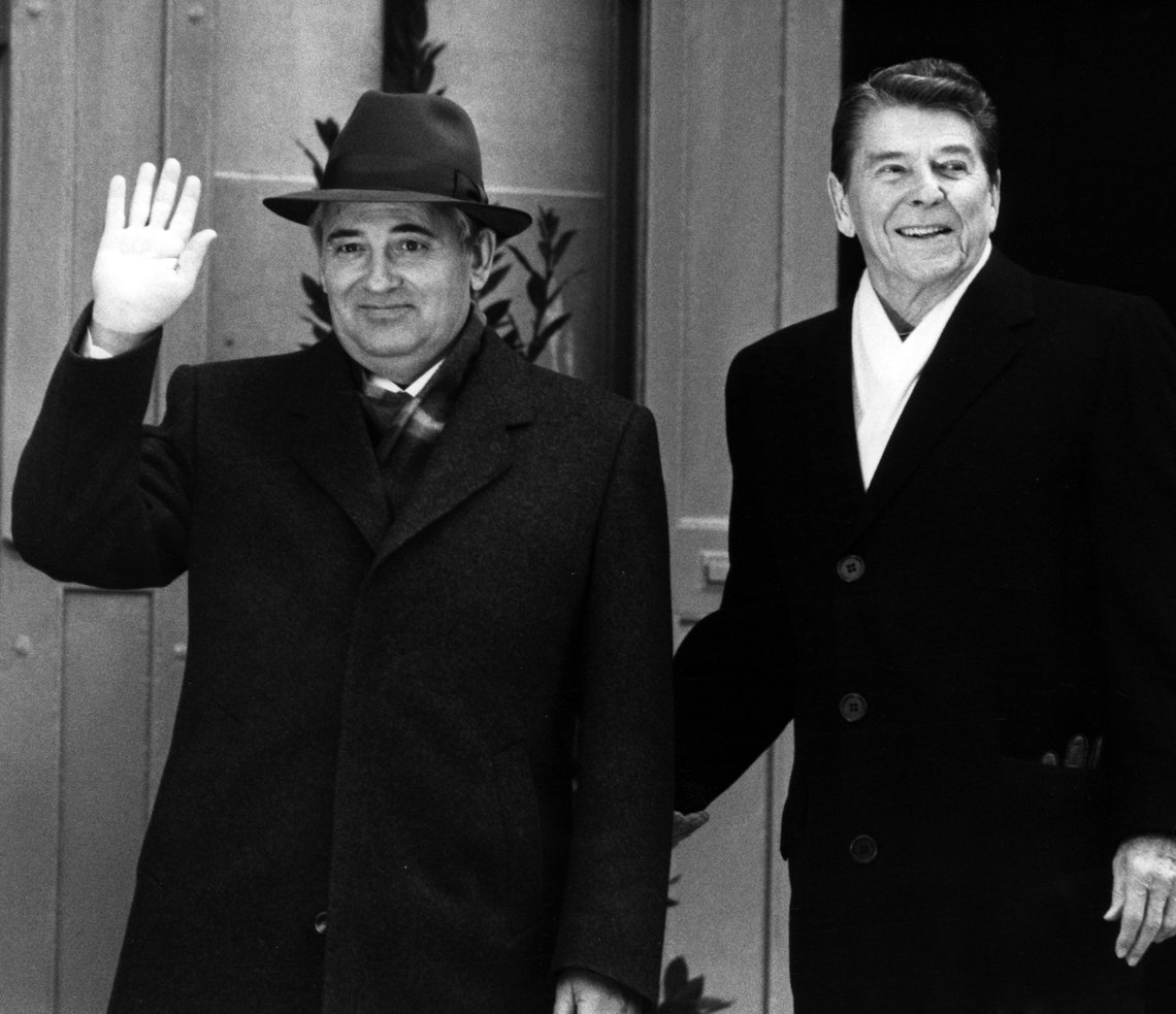 Schwarz-Weiss-Aufnahme von Michail Gorbatschow und Ronald Reagan