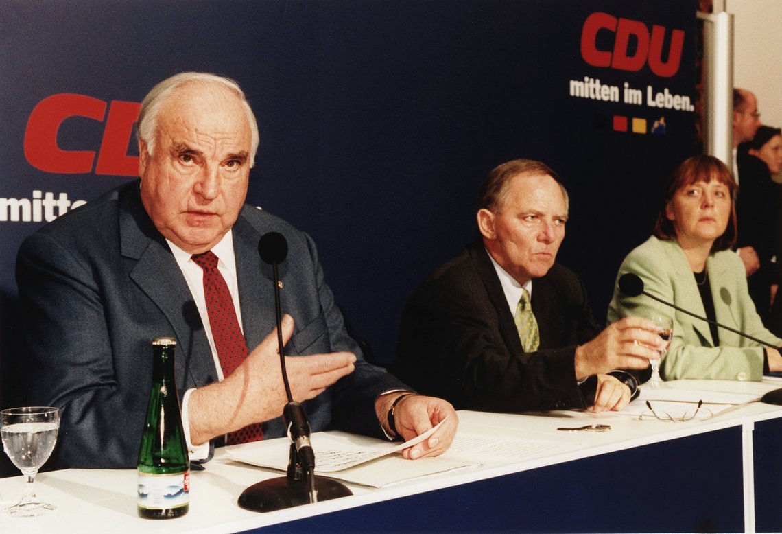 Aufnahme von Helmut Kohl, Wolfgang Schäuble und Angela Merkel bei einer Pressekonferenz