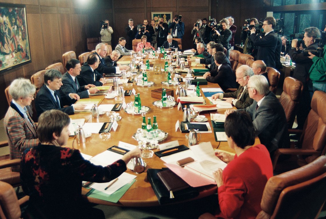 Aufnahme von der ersten Kabinettssitzung der ersten gesamtdeutschen Regierung