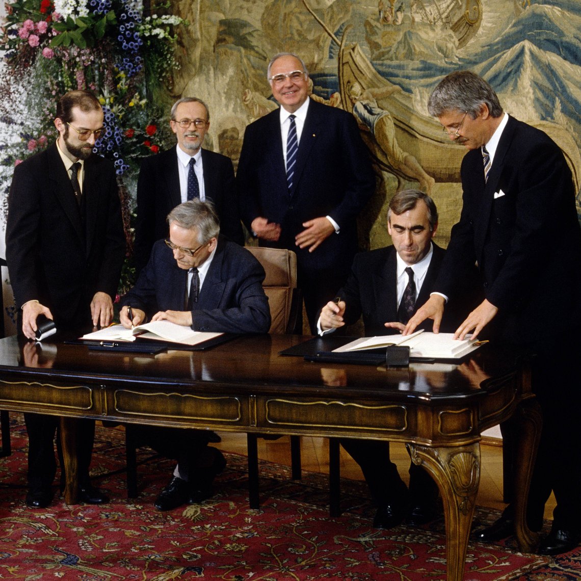 Aufnahme von der Unterzeichnung des Staatsvertrags zwischen der Bundesrepublik und der DDR