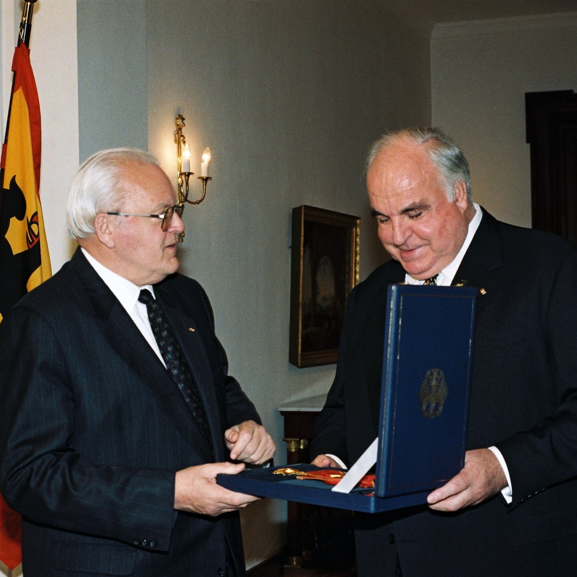 Aufnahme von Bundespräsident Roman Herzog und Helmut Kohl bei der Übergabe des Großkreuz