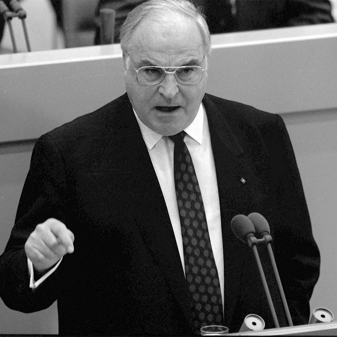 Schwarz-Weiss-Aufnahme von Helmut Kohl im Deutschen Bundestag