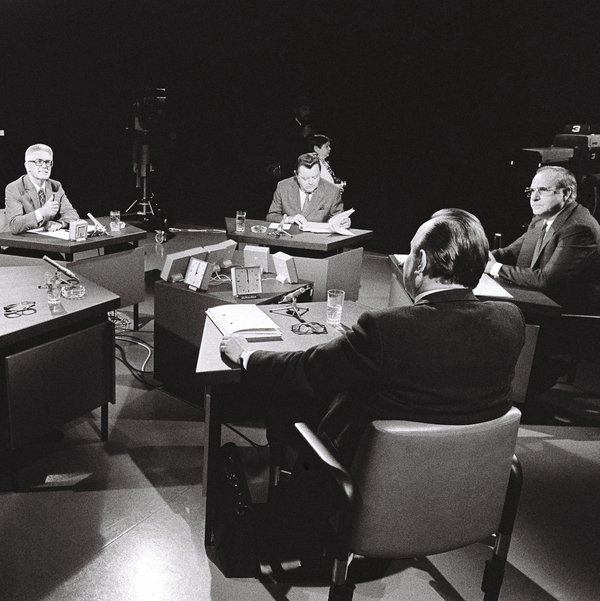 Schwarz-Weiss-Aufnahme von Willy Brandt, Hans-Dietrich Genscher, Helmut Kohl und Franz-Josef Strauß während einer Fernsehdiskussion