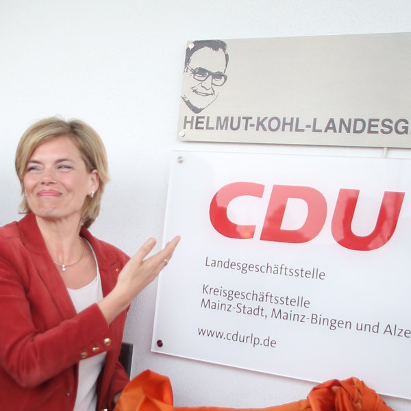 Aufnahme von Julia Klöckner bei der Enthüllung eines Schildes mit der Aufschrift „Helmut-Kohl-Landesgeschäftsstelle“