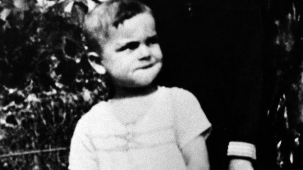 Schwarz-Weiss-Aufnahme von Helmut Kohl als Kleinkind