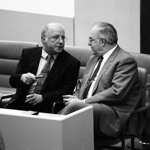 Schwarz-Weiss-Aufnahme von Helmut Kohl mit Norbert Blüm im Deutschen Bundestag