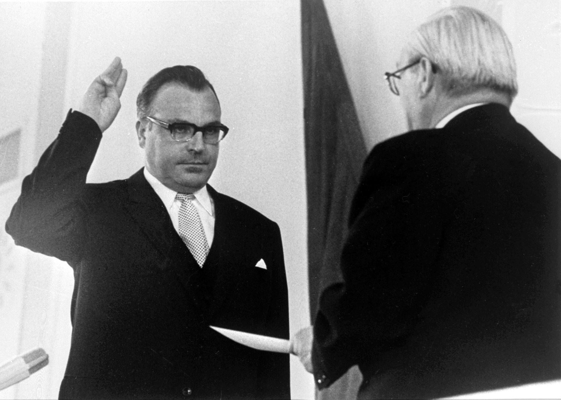 Schwarz-Weiss-Aufnahme von Helmut Kohl bei seiner Vereidigung als Ministerpräsident von Rheinland-Pfalz