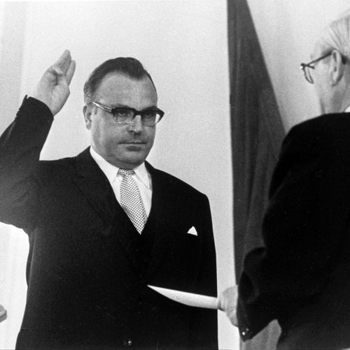 Schwarz-Weiss-Aufnahme von Helmut Kohl bei seiner Vereidigung als Ministerpräsident von Rheinland-Pfalz