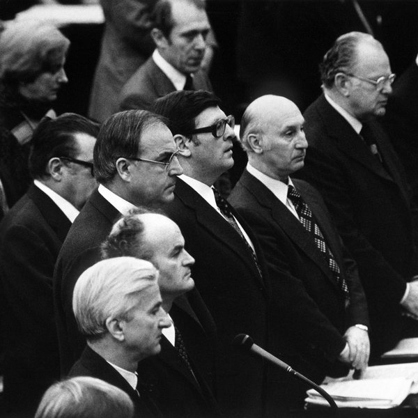 Schwarz-Weiss-Aufnahme von den Abgeordneten des Deutschen Bundestages beim Gedenken