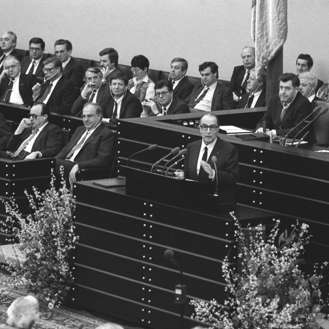 Schwarz-Weiss-Aufnahme vom französischen Staatspräsident François Mitterrand im Deutschen Bundestag